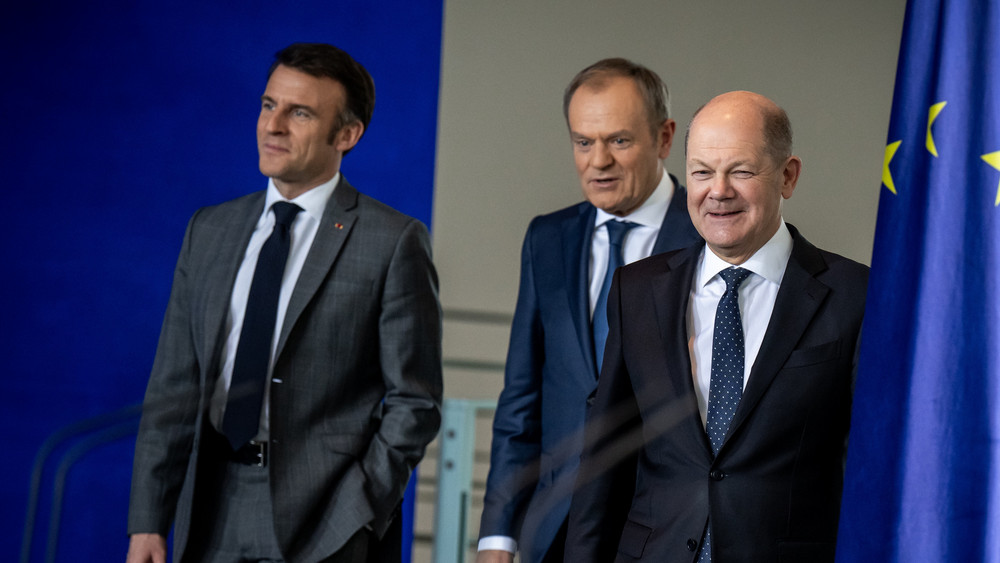 Bundeskanzler Scholz (SPD, r), Frankreichs Präsident Macron (l) und Polens Ministerpräsident Tusk (m) haben in Berlin über die Ukraine-Politik beraten.