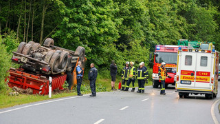 Hilders: LKW überschlägt sich und kippt auf Dach
