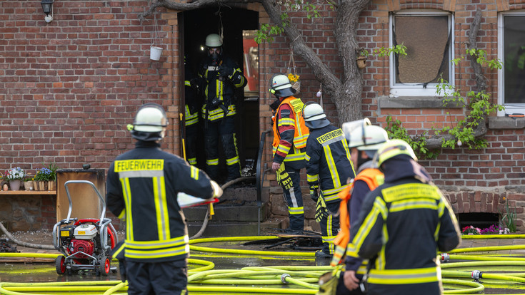 Feuerwehr in Dipperz: Flammen schlossen Einsatzkräfte ein