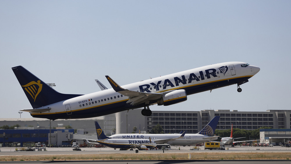 Eine Maschine der Fluggesellschaft Ryanair hebt auf dem Flughafen ab (Symbolbild).