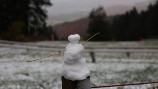 Kurzer Wintereinbruch: Erster Schneemann auf der Wasserkuppe