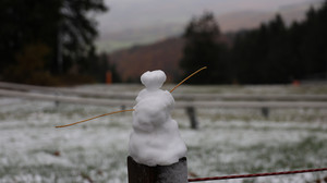 Kurzer Wintereinbruch: Erster Schneemann auf der Wasserkuppe