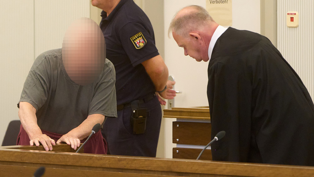 Der 81-jährige Angeklagte kommt neben Anwalt zu Beginn des Mordprozesses in den Gerichtssaal am Landgericht Koblenz.