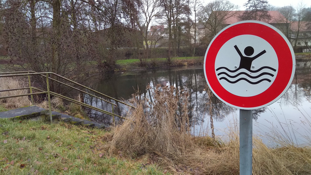 In diesem Teich in Neukirchen-Seigertshausen sind im Sommer 2016 die Kinder ertrunken. Mittlerweile ist der Teich eingezäunt.