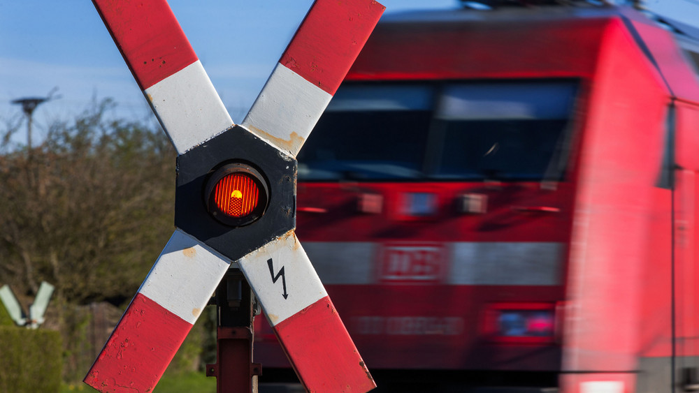 Der 84-Jährige fuhr trotz Haltesignal und schließender Schranken über den Bahnübergang (Symbolbild). 