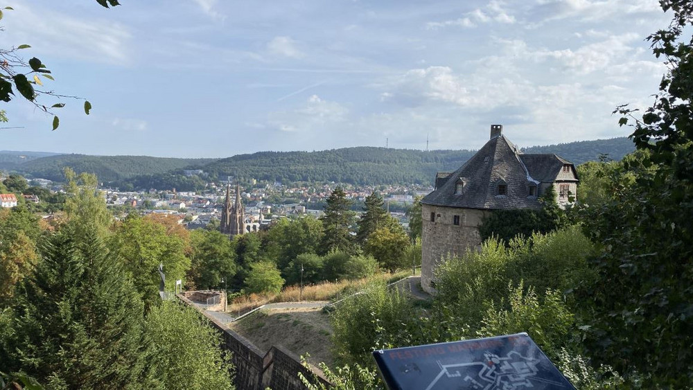Es zeigt sich doch einige Verwirrung auf den Gesichtern der Teilnehmer, wenn sie sehen, wo sie wieder aus den Tunnel herauskommen. Für einen besseren Überblick hilft die Aussichtsplattform am Schlosspark. Hier sind auf einer Tafel die tunnel eingezeichnet, deren Mauern rund um den Hexenturm zu sehen sind.