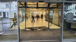 Einbruch bei Juwelier in Gießen: Mit dem Auto durch Glastür