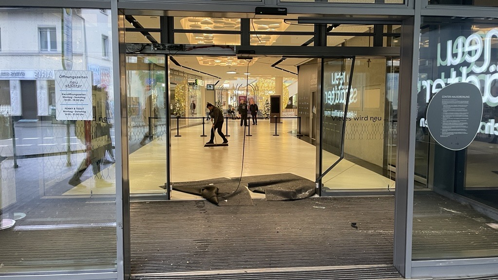 In Gießen ist ein Auto in ein Einkaufszentrum gefahren