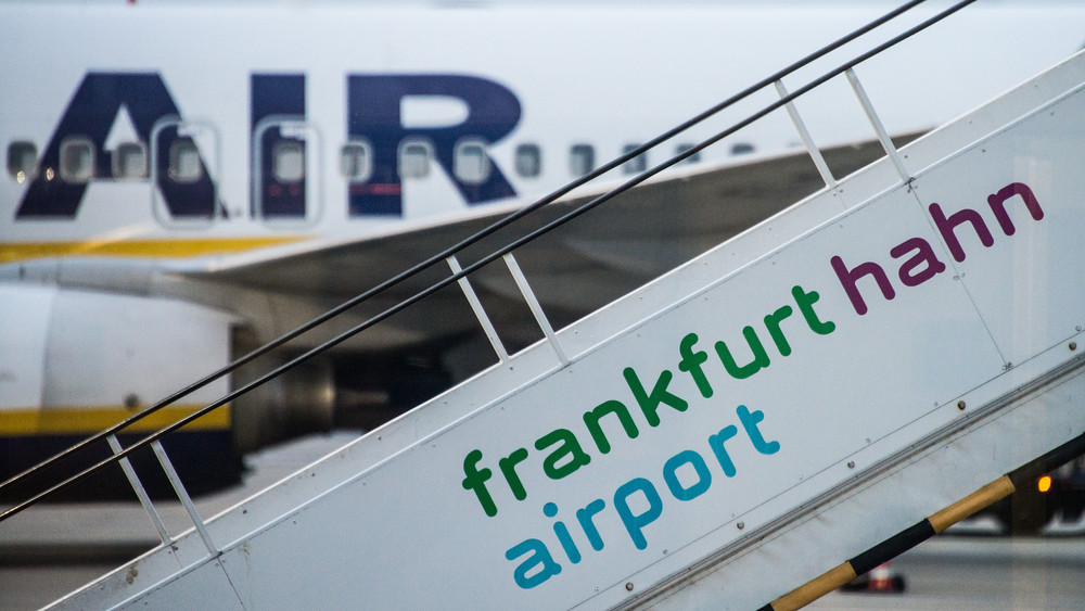 Flugzeug und Treppe am Flughafen Hahn. Der Flughafen Hahn ist verkauft. Neuer Eigentümer ist die Trierer Triwo AG des Präsidenten der Deutschen Industrie- und Handelskammer (DIHK), Peter Adrian. (Symbolbild)