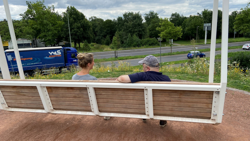 Lkw-Verkehr inklusive: So ist der Ausblick auf der Hollywood-Schaukel im neu gestalteten Park Schönfeld-Ost in Kassel.