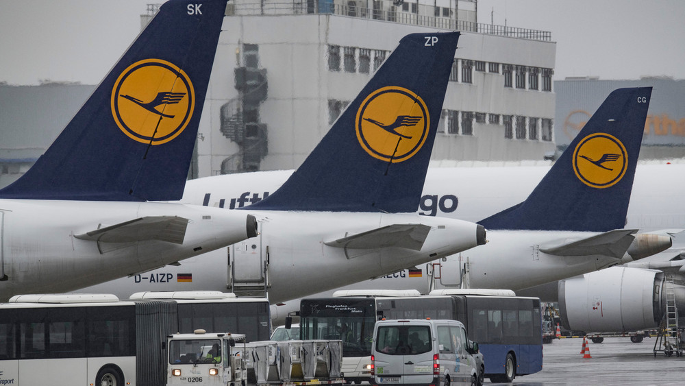 Lufthansa-Maschinen auf dem Rollfeld des Frankfurter Flughafens. Nach zwei Verlustjahren hat Lufthansa wieder einen Milliardengewinn erzielt, Verdi fordert daher 3.000 Euro Inflationsausgleichsprämie für die Beschäftigten (Symbolbild).