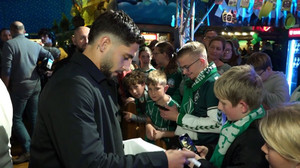 Autogramme, Selfies und Musik: Werder-Profis zu Gast auf dem Freimarkt
