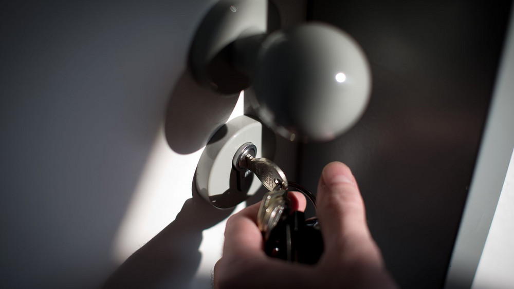 Ein Schlüssel steckt  im Schloß einer Wohnungstür