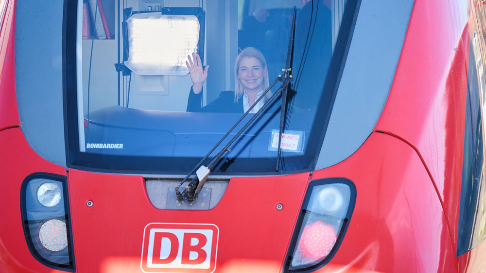 Evelyn Palla in einem Regionalzug