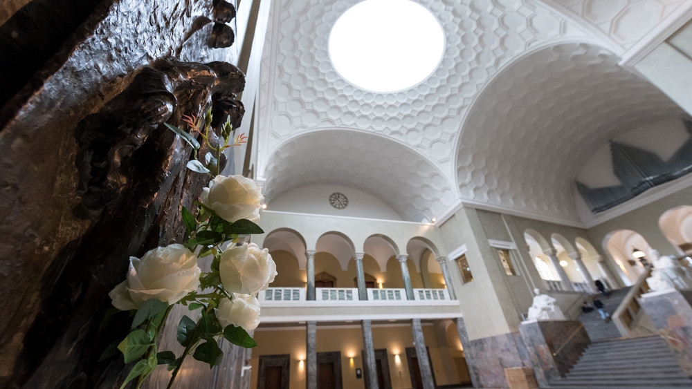 An der Münchner Ludwig-Maximilians-Universität gibt es ein Denkmal für die Widerstandskämpfer der Weißen Rose.