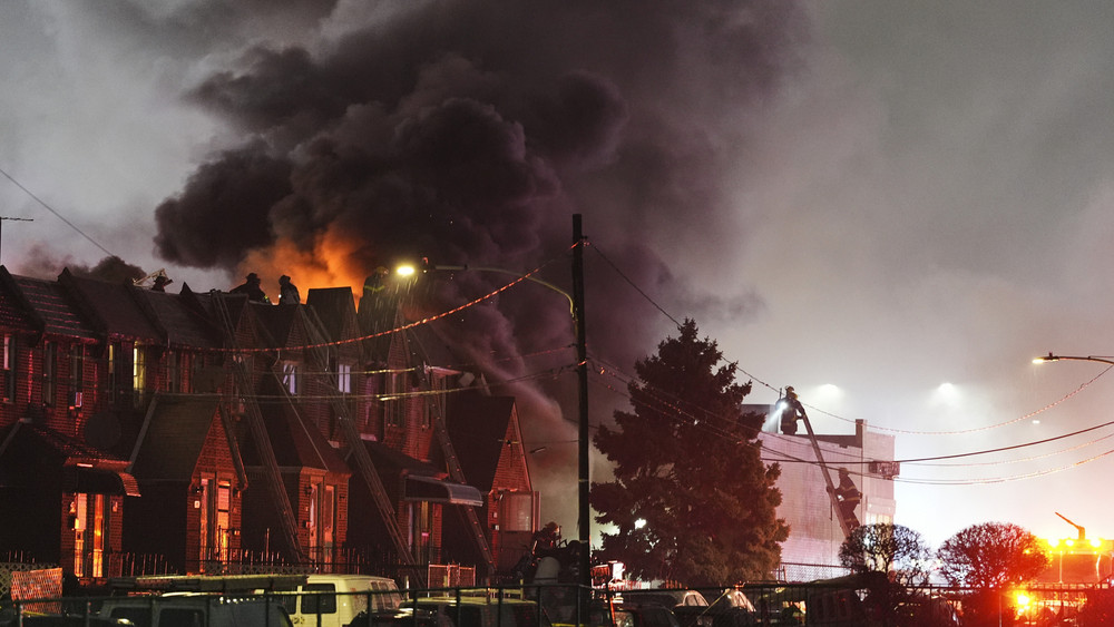 Ersthelfer arbeiten an der Unfallstelle nach dem Absturz eines Kleinflugzeugs in Philadelphia. Ein privates Kleinflugzeug mit sechs Menschen an Bord ist mitten in einem belebten Gebiet im Norden der Stadt abgestürzt.