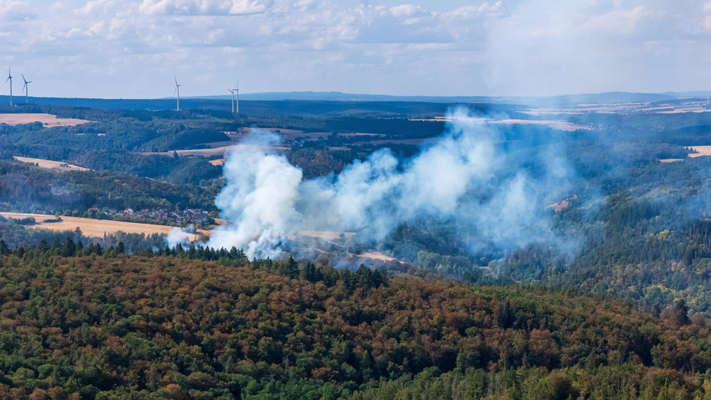 Starke Rauchentwicklung: Waldbrand bei Bad Schwalbach