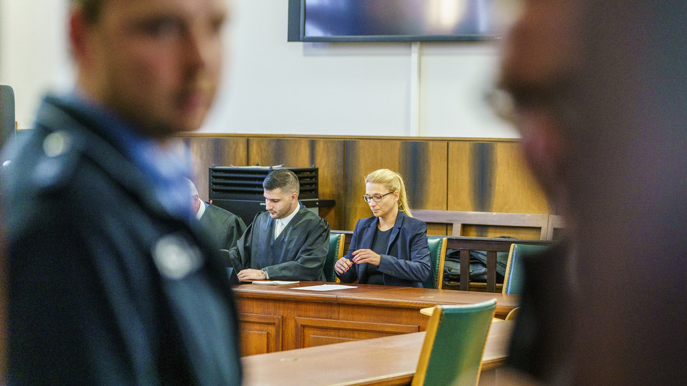 Der Anwalt Sina Moslehi und Anja Darsow, die Ehefrau des als Doppelmörder verurteilten Andreas Darsow (Archivfoto).