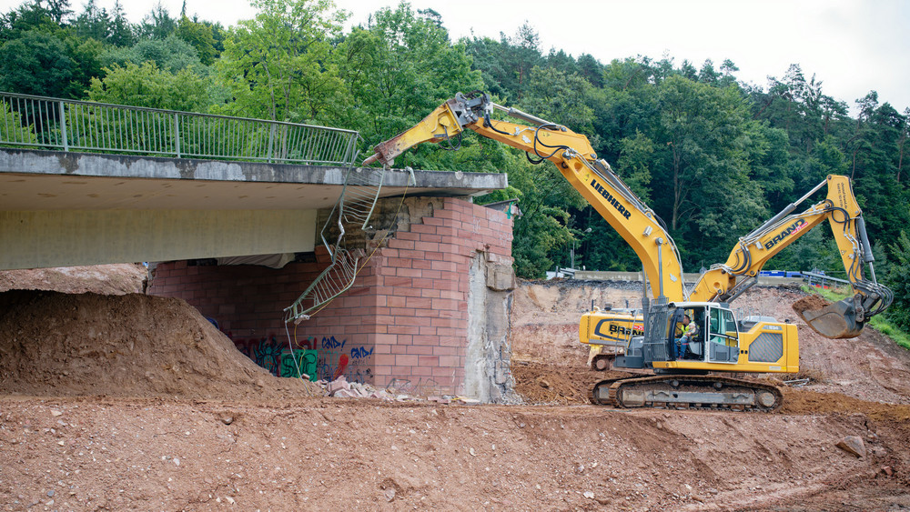 Einige Wochen nach der Sperrung wurde das einsturzgefährdete Bauwerk bei Bad König-Zell Ende Juli gesprengt. Die Brücke liegt an einer wichtigen Nord-Süd-Verbindung (Archiv).