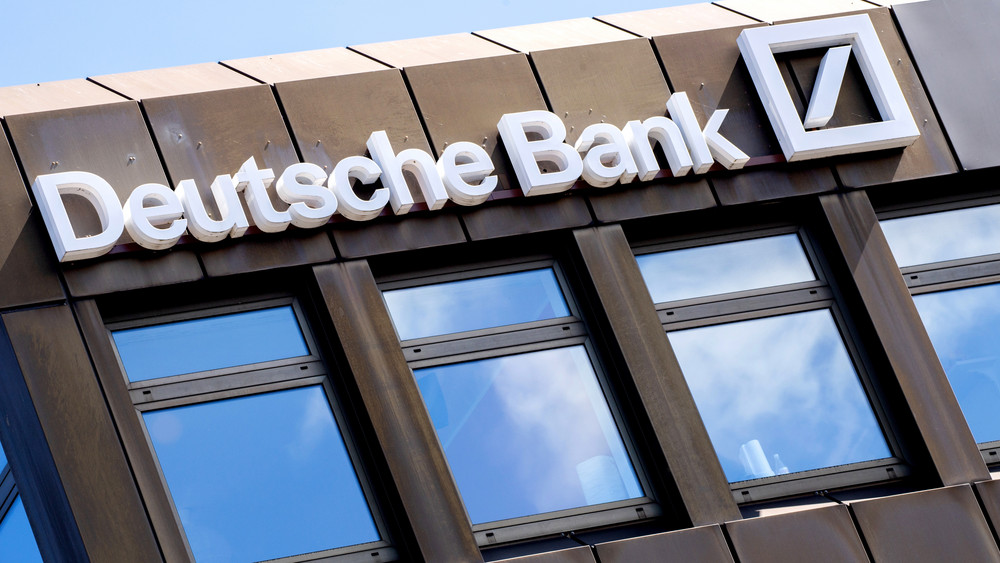 Die Deutsche Bank hat im dritten Quartal 2022 fast dreimal so viel verdient wie ein Jahr zuvor.
