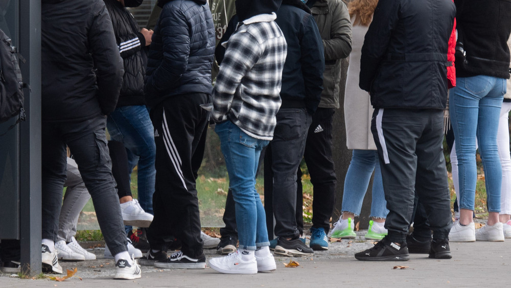 “Der Schülerverkehr bleibt vorerst wie er ist, insbesondere in Birstein”, schreibt der Main-Kinzig-Kreis in einer Mitteilung. Eine gute Nachricht für viele Eltern, die sich zuvor gegen geplante Umstellungen durch den Fahrplanwechsel am Sonntag (14.12.) gewehrt hatten.