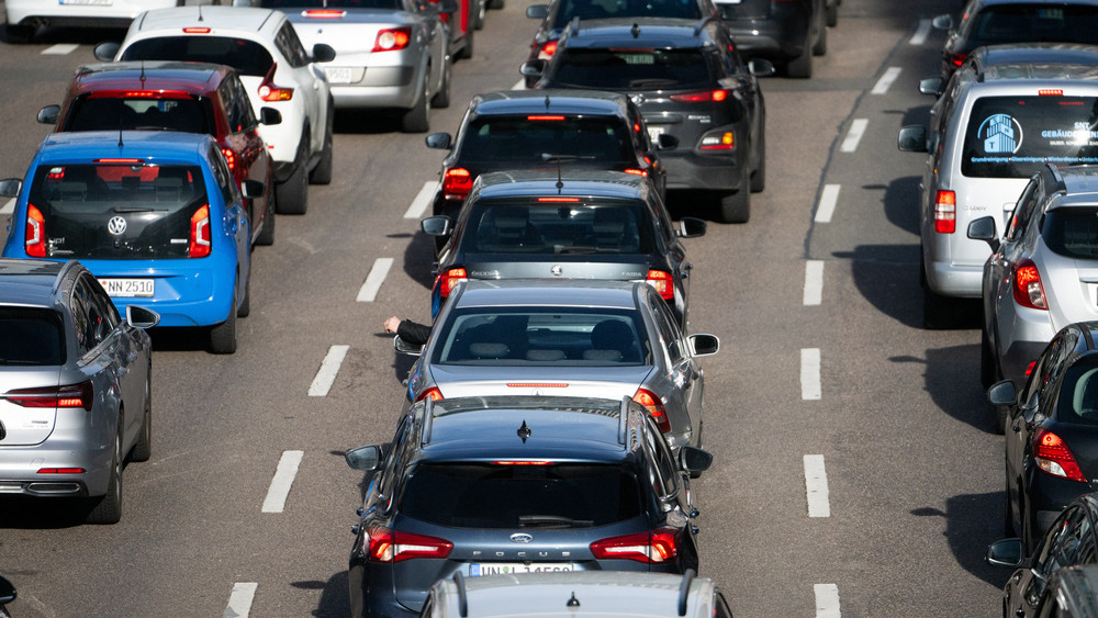 Autos stehen auf der Autobahn im Stau. Auf der A643 bei Mainz haben Unbekannte den Verkehr ausgebremst (Symbolbild).