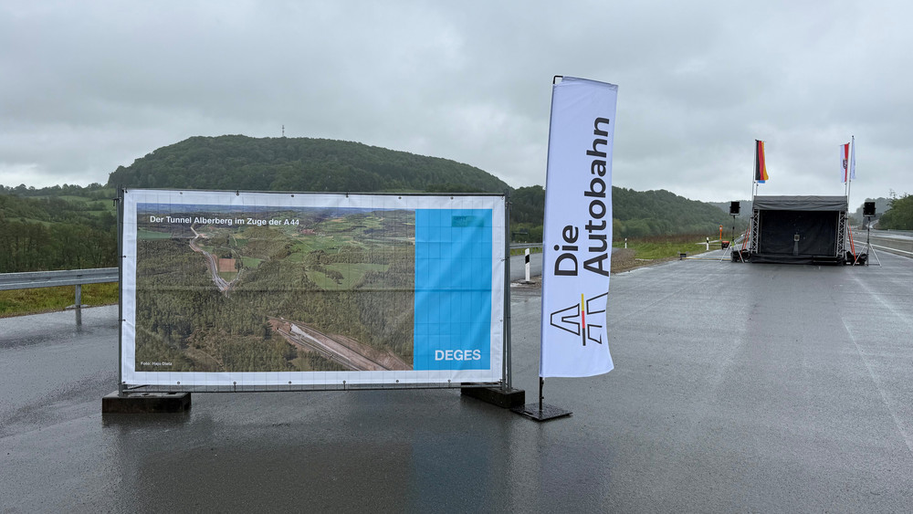 Die Bundesregierung unterstreicht die Bedeutung der A 44 für die Verbesserung der Infrastruktur zwischen Hessen und Thüringen.