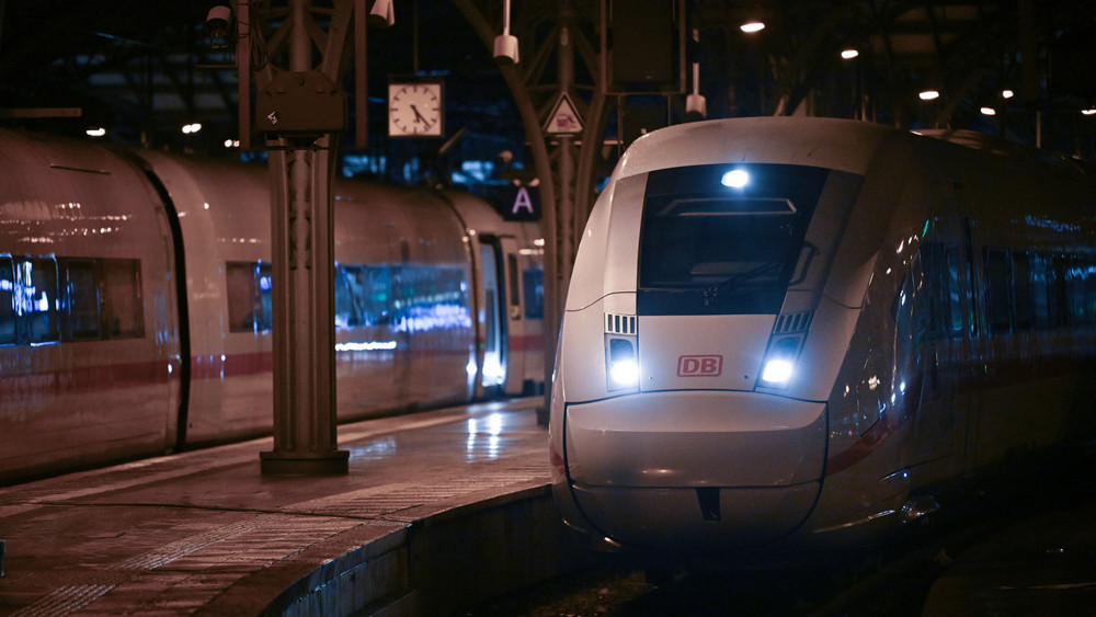 ICE steht in der Nacht an einem Bahnhof