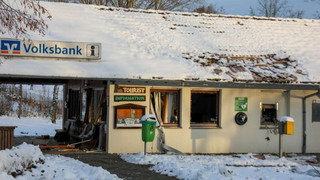 Geldautomat im Vogelsberg gesprengt - Außenfassade beschädigt