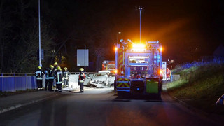 Tödlicher Unfall in Kirchlengern: 18-Jährige wird aus Auto geschleudert und stirbt