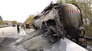 Schockmoment auf der A1: Lkw-Anhänger fängt Feuer