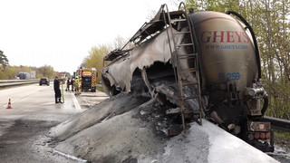 Schockmoment auf der A1: Lkw-Anhänger fängt Feuer