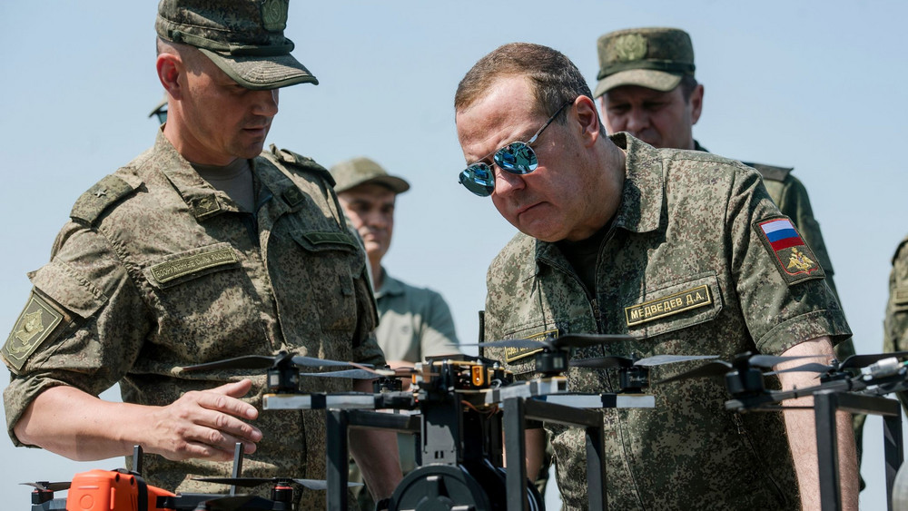 Ukrainekrieg - Medwedew besucht Truppe