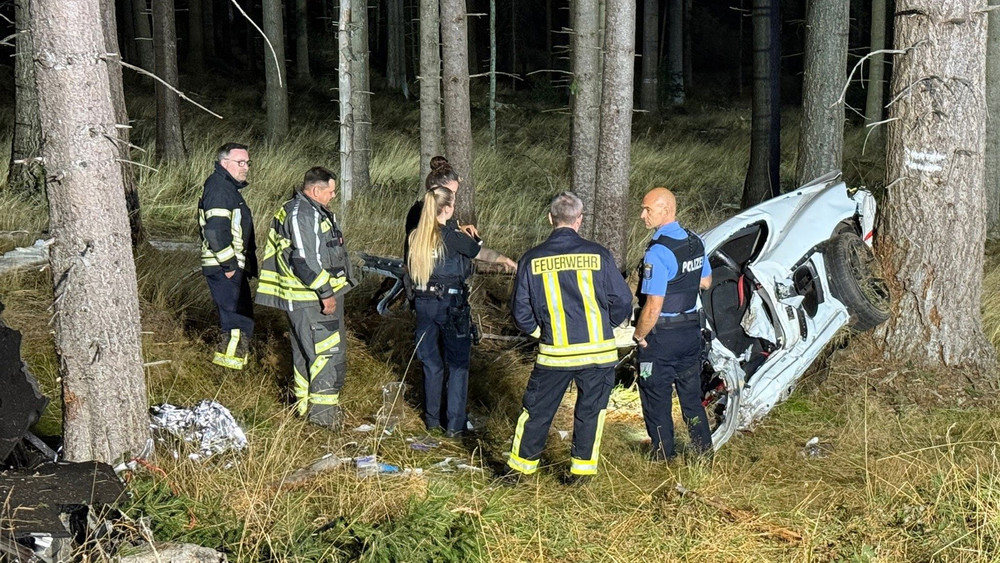 Auto rast gegen Bäume - Zwei Tote