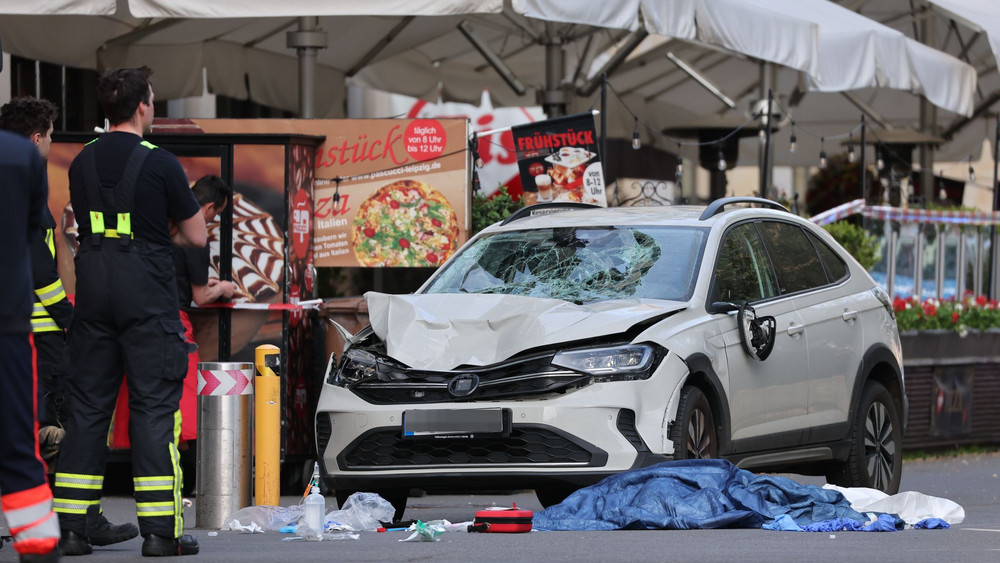 Auto in Leipzig in Menschengruppe gefahren