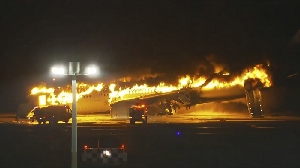 Dieses Videostandbild zeigt ein Passagierflugzeug, das bei der Landung auf dem Tokioter Flughafen Haneda in Brand geraten ist.
