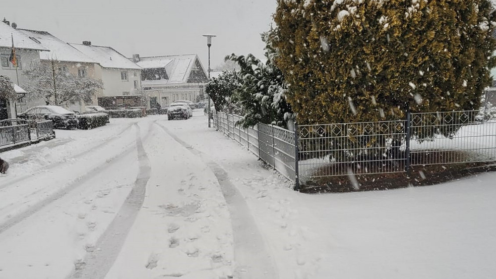 Verschneite Straßen zum Beispiel in Hofgeismar: Schnee hat Autofahrer in ganz Nordhessen ausgebremst.