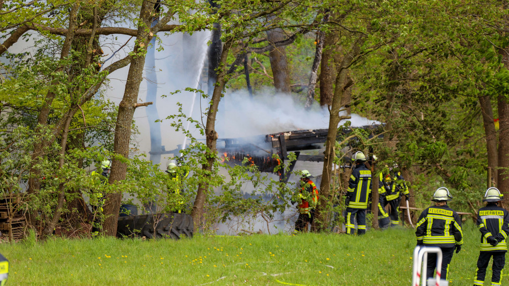 In Neuhof-Rommerz haben zwei Jungen das Feuer in einem Unterstand für Pferde entdeckt und sofort die Feuerwehr alarmiert, die den Brand schnell löschen konnte.