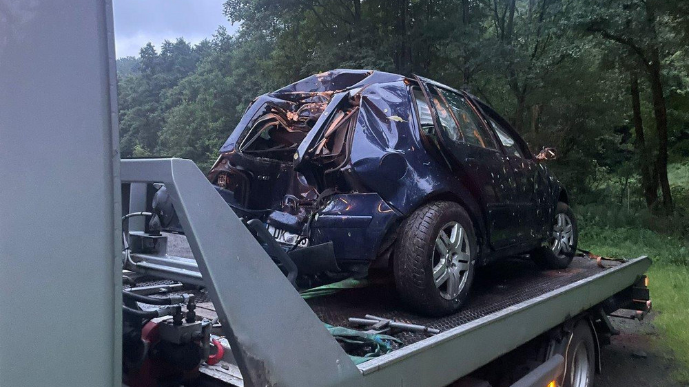 Tödlicher Unfall bei Eschenburg: Ein Auto krachte gegen einen Baum.