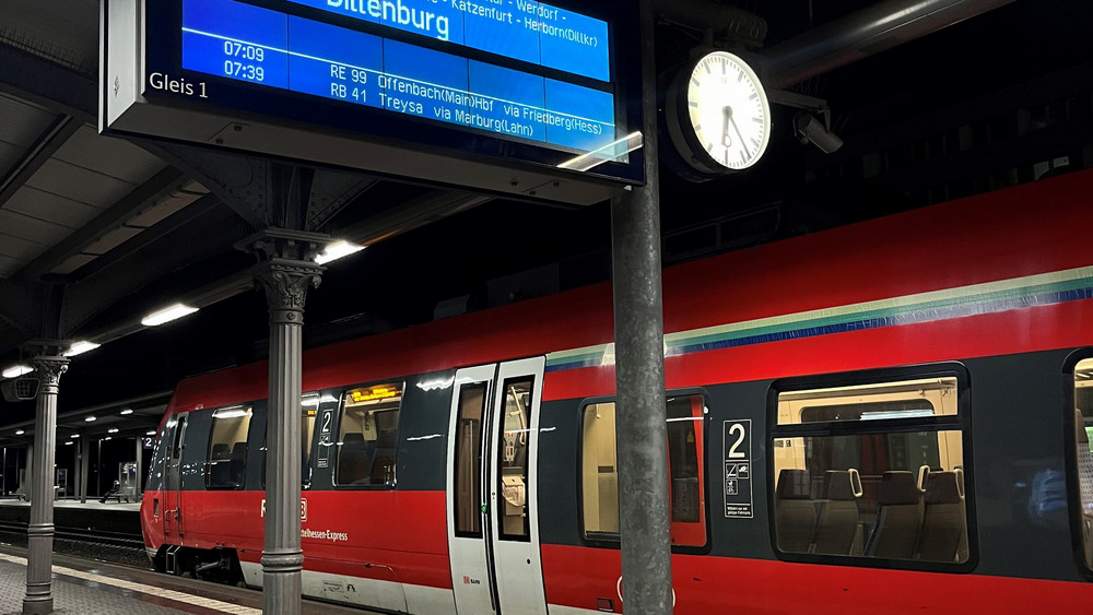 Am Bahnhof in Gießen fahren ein paar Züge.
