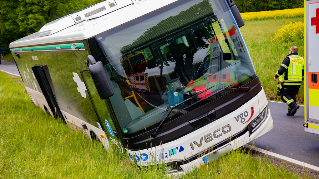 Unfall bei Alsfeld: Linienbus fährt in Graben