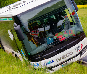 Unfall bei Alsfeld: Linienbus fährt in Graben