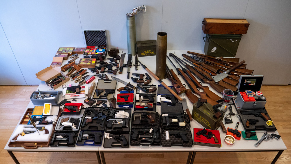 Diese Gegenstände wurden bei einer Wohnungsdurchsuchung in Linden (Kreis Gießen) sichergestellt. Das Foto zeigt zahlreiche Waffen und Munition.
