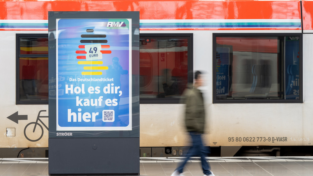 Auf einem Bahnhof ist Werbung für das 49 Euro Ticket zu sehen.