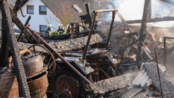 Mit Holz belagert: Gartenhütte vollständig niedergebrannt!