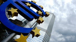 EZB hebt Zinsen auf 2,5 Prozent: Energieschock treibt Eurozonen-Inflation