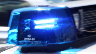 Kleintransporter bei schwerem Unfall auf A3 zwischen LKW eingeklemmt