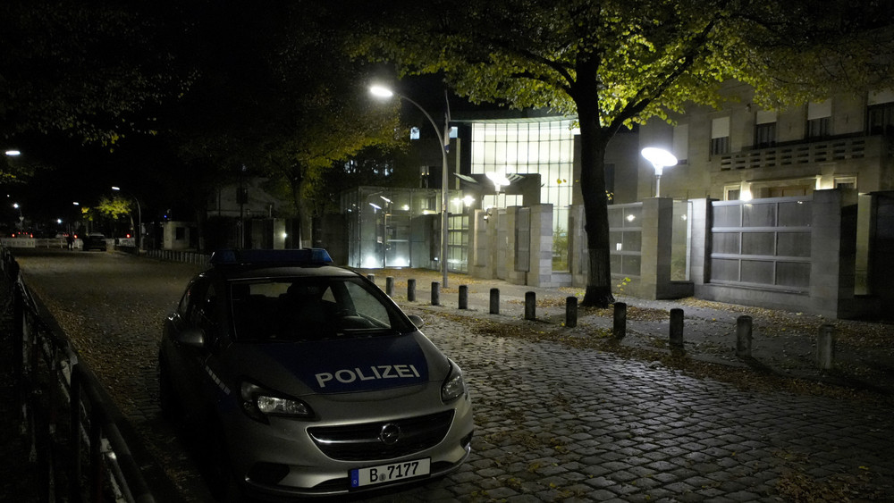 Ein Polizeiauto steht vor der israelischen Botschaft in Berlin.