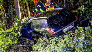 Autofahrer kracht in Böschung bei Eichenzell, schwer verletzt