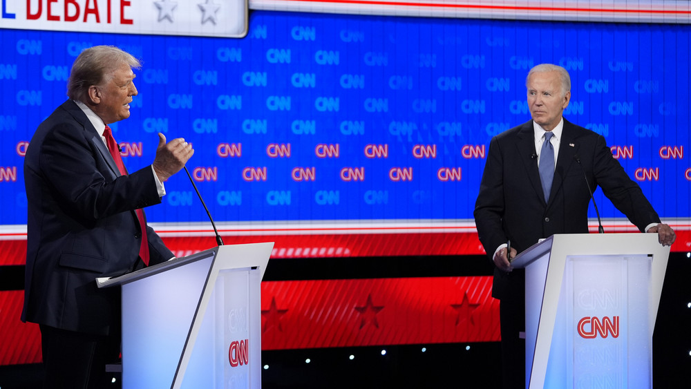 US-Präsident Joe Biden und sein Amtsvorgänger Donald Trump haben sich beim ersten gemeinsamen TV-Duell im aktuellen Wahlkampf einen harten Schlagabtausch geliefert.